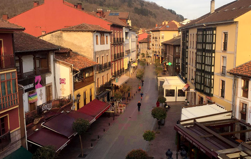 vista de la calle San Pelayo en Cangas de Onís