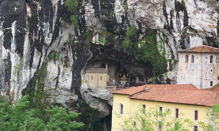 Cueva y Colegiata